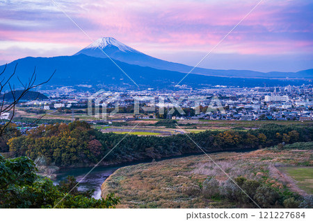 [Shizuoka Prefecture] View of Mishima and Mt. Fuji with the sunset sky spreading out from Himoriyama 121227684