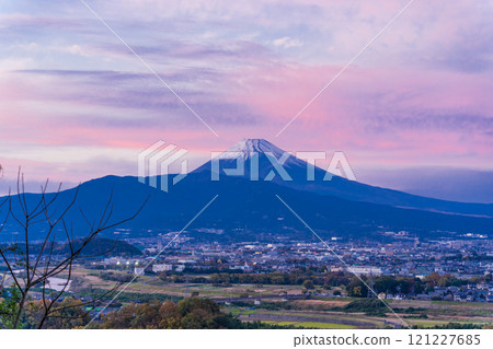 [靜岡縣]從日森山開始，夕陽的天空向三島和富士山蔓延 121227685