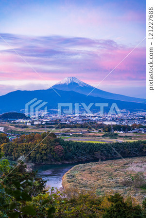[Shizuoka Prefecture] View of Mishima and Mt. Fuji with the sunset sky spreading out from Himoriyama 121227688