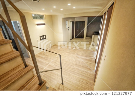 帶中庭的明亮起居室和餐廳 121227977