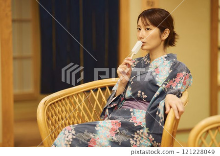 沐浴後吃冰淇淋的女人 攝影由 Izukei Shiratama no Yu 提供。 121228049