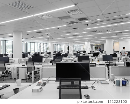 Contemporary Modern Office Space Featuring Desks and Advanced Technology Innovations 121228100