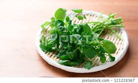 架子上的新鮮西洋菜（味道辛辣，作為肉類菜餚的配菜很受歡迎） 121228367