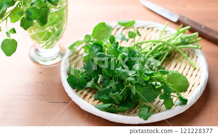 架子上的新鮮西洋菜（味道辛辣，作為肉類菜餚的配菜很受歡迎） 121228377