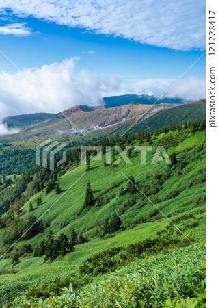 夏季草津白根山的壯麗景色 夏季草津白根山的壯麗景色 121228417