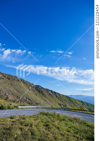 草津白根山南麓的道路和洛磯山風景 121228454