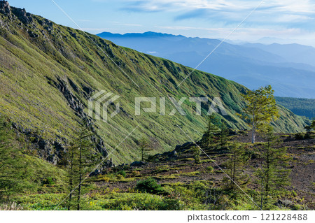 草津白根山南麓山丘的夏日風景 121228488