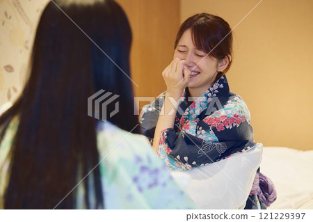 旅館房間裡的女人攝影合作：Shiratama-no-Yu Izukei 121229397