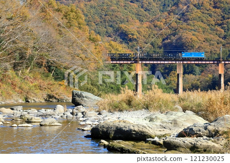 Chichibu Railway "Freight train running on the Arakawa Bridge at the end of November" with rocks in the foreground 121230025