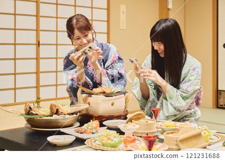 婦女們在旅館用餐。 婦女們在旅館用餐。 121231688