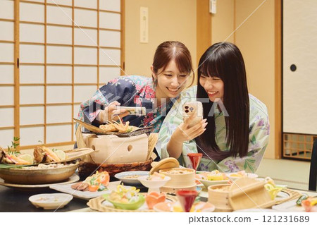 婦女們在旅館用餐。 婦女們在旅館用餐。 121231689