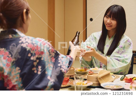 婦女們在旅館用餐。 121231698