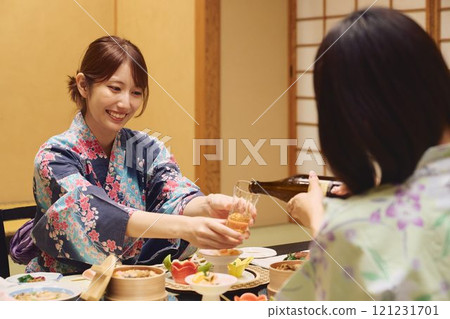 婦女們在旅館用餐。 121231701