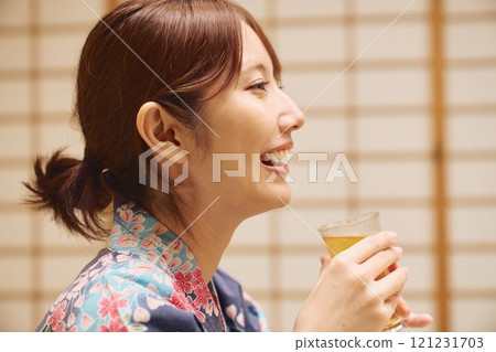 婦女們在旅館用餐。 婦女們在旅館用餐。 121231703