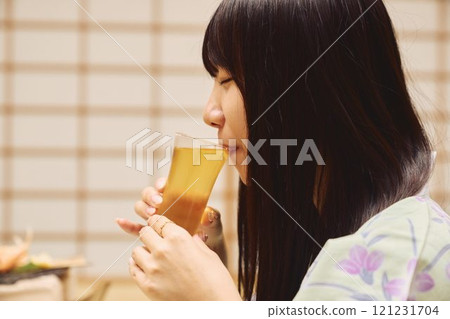 婦女們在旅館用餐。 121231704