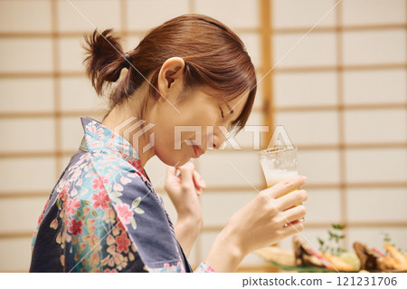 Women enjoying a meal at a ryokan (Japanese inn) Photo courtesy of Shiratama no Yu Izumikei Women enjoying a meal at a ryokan (Japanese inn) Photo courtesy of Shiratama no Yu Izumikei 121231706