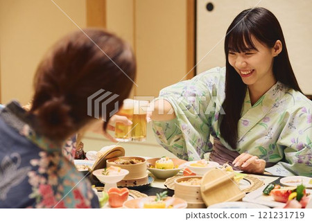 婦女們在旅館用餐。 121231719