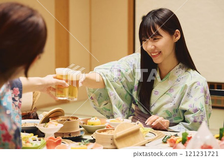 婦女們在旅館用餐。 121231721