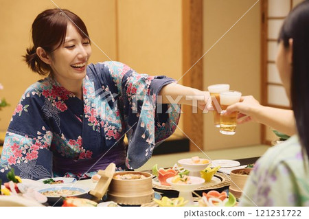 婦女們在旅館用餐。 121231722