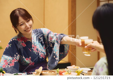 婦女們在旅館用餐。 121231723