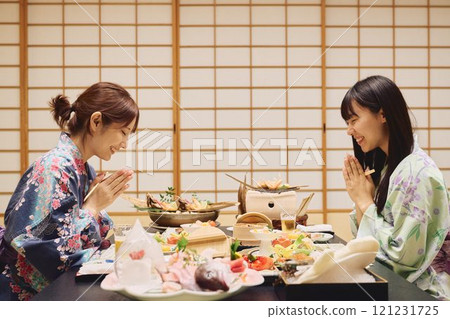 婦女們在旅館用餐。 121231725