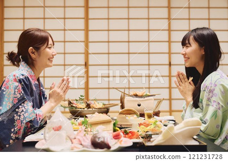 婦女們在旅館用餐。 婦女們在旅館用餐。 121231728