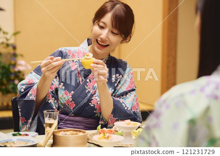 婦女們在旅館用餐。 婦女們在旅館用餐。 121231729