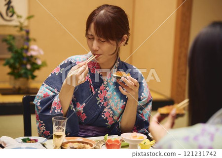 婦女們在旅館用餐。 121231742
