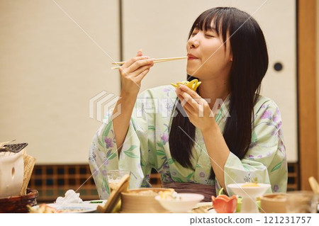 婦女們在旅館用餐。 121231757