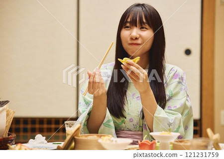 婦女們在旅館用餐。 121231759