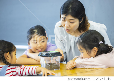小學生觀察昆蟲籠 121231910