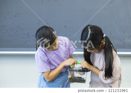 小學生觀察昆蟲籠 121231961