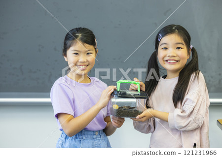 小學生觀察昆蟲籠 121231966