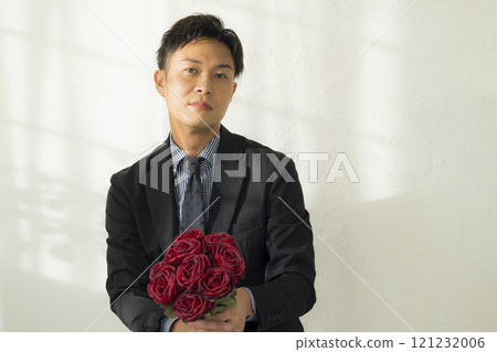 一個男人微笑著拿著一束鮮花 121232006