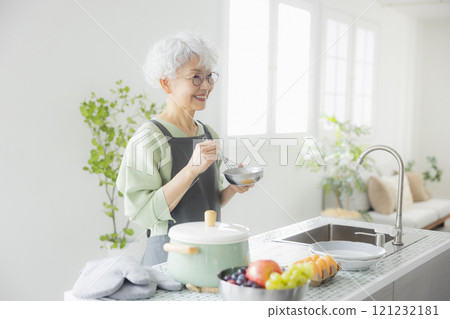 站立在廚房的灰髮女人 站立在廚房的灰髮女人 121232181