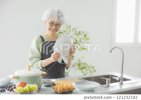 站立在廚房的灰髮女人 121232182