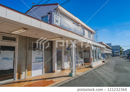 View of the station building at Enshu Komatsu Station on the Enshu Railway in Hamamatsu City (Shizuoka Prefecture) View of the station building at Enshu Komatsu Station on the Enshu Railway in Hamamatsu City (Shizuoka Prefecture) 121232368