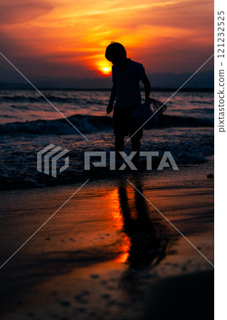 黃昏時分，神奈川縣湘南海灘上玩耍的孩子們 121232525