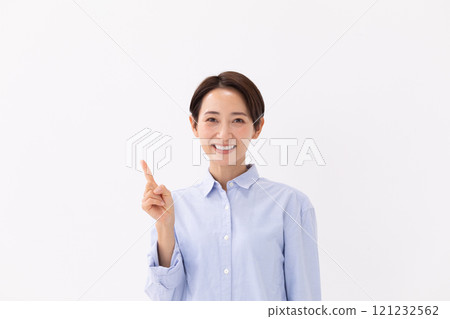 一位穿著休閒襯衫的女士做著指點姿勢（照片） 121232562