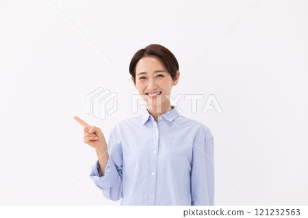 一位穿著休閒襯衫的女士做著指點姿勢(照片) 一位穿著休閒襯衫的女士做著指點姿勢(照片) 121232563