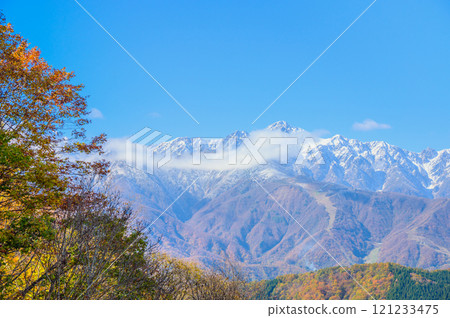 【白馬三山與紅葉】白澤洞窟的壯麗景色【白澤峠展望台拍攝的照片】 【白馬三山與紅葉】白澤洞窟的壯麗景色【白澤峠展望台拍攝的照片】 121233475
