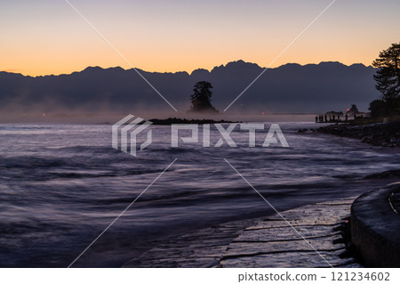 <Toyama Prefecture> Dawn at Amaharashi Coast: A spectacular view of Toyama <Toyama Prefecture> Dawn at Amaharashi Coast: A spectacular view of Toyama 121234602