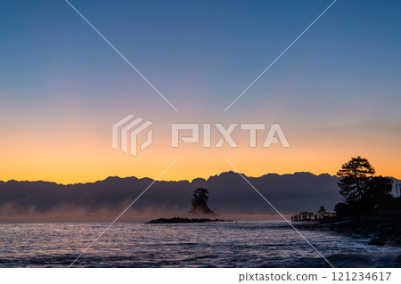 <Toyama Prefecture> Dawn at Amaharashi Coast: A spectacular view of Toyama <Toyama Prefecture> Dawn at Amaharashi Coast: A spectacular view of Toyama 121234617