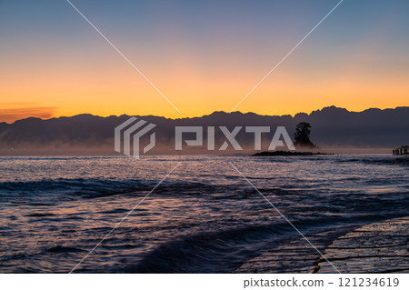 <Toyama Prefecture> Dawn at Amaharashi Coast: A spectacular view of Toyama 121234619