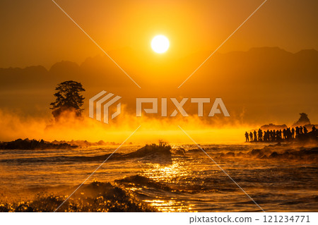 《富山縣》雨晴海岸的黎明,富山的壯麗景色 《富山縣》雨晴海岸的黎明,富山的壯麗景色 121234771