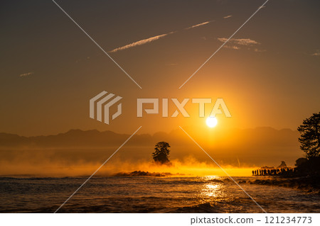 《富山縣》雨晴海岸的黎明，富山的壯麗景色 121234773