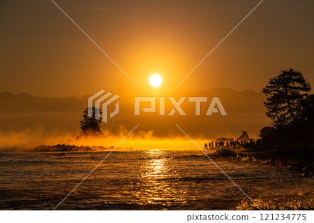 <Toyama Prefecture> Dawn at Amaharashi Coast: A spectacular view of Toyama 121234775