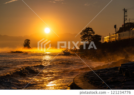 <Toyama Prefecture> Dawn at Amaharashi Coast: A spectacular view of Toyama 121234776