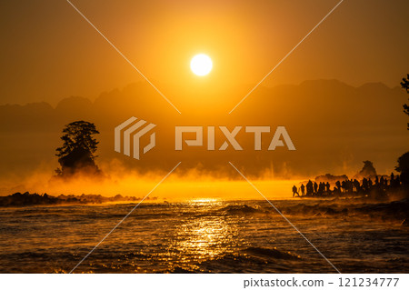 《富山縣》雨晴海岸的黎明，富山的壯麗景色 121234777