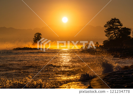 《富山縣》雨晴海岸的黎明，富山的壯麗景色 121234778